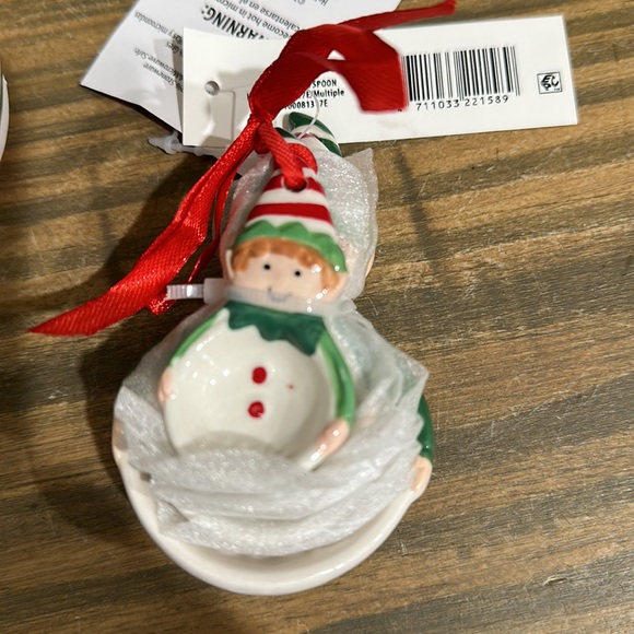 Adorable Elf Measuring Cups and Spoons - Picture 2 of 8